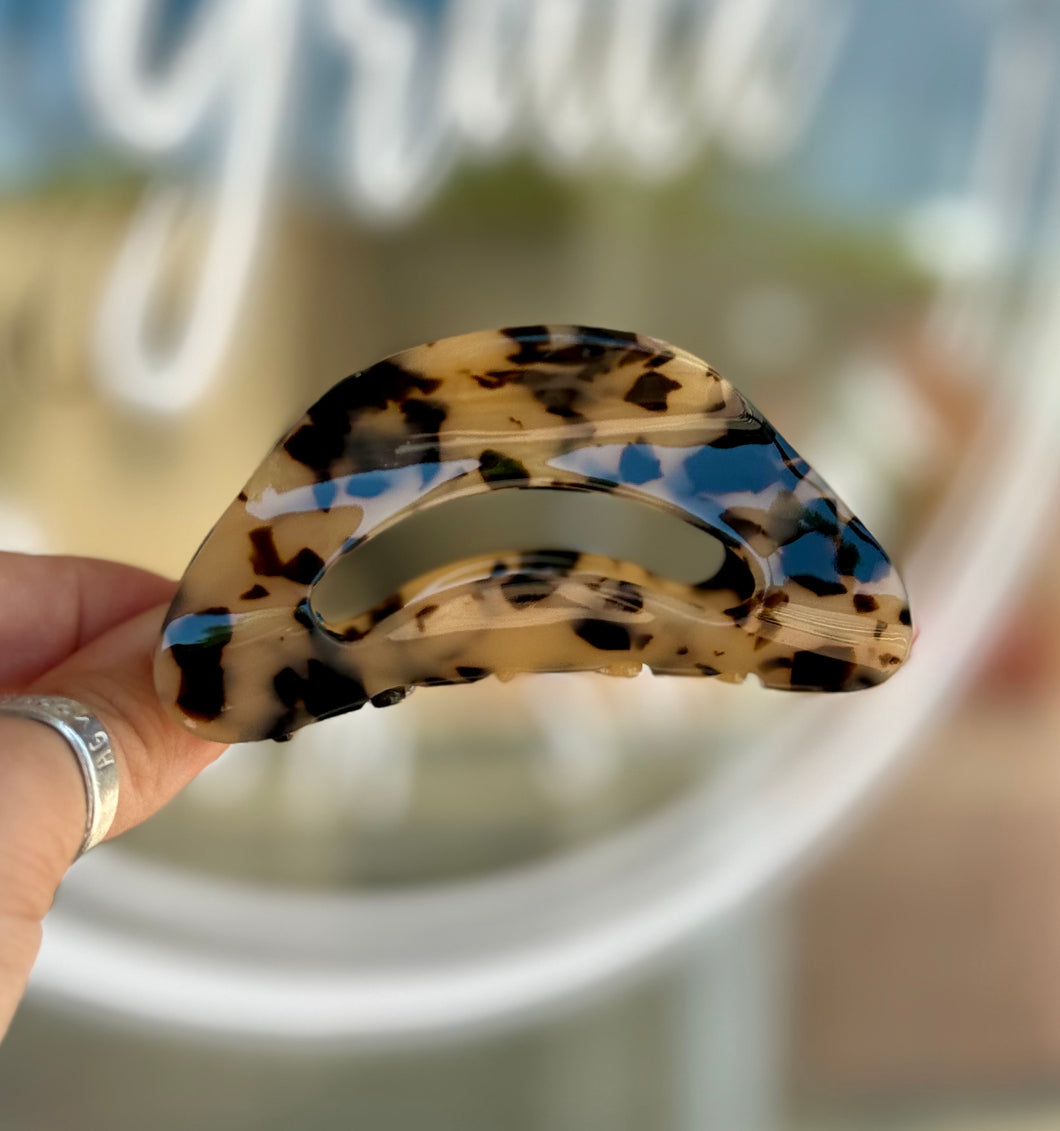 Jumbo Claw Clip (Oval) - Tortoiseshell - Southern Grace Shoppe