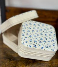 Load image into Gallery viewer, Travel Jewelry Box